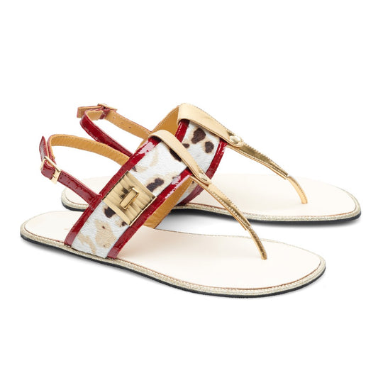 Wir präsentieren die PIQE Gold-Sandalen von ZAQQ mit stilvollen roten Lederriemen mit Leopardenmuster-Details und goldenen Akzenten. Dieses Barfuß-Sandalen-Design bietet flache Sohlen und eine Zehentrenner-Struktur, komplett mit verstellbaren Schnallen für einen sicheren Sitz.