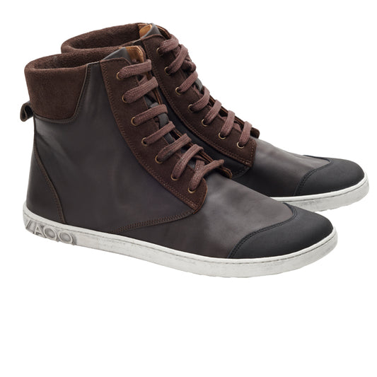 Wir präsentieren die MINSQ Dark Brown-Sneaker von ZAQQ: ein stilvolles Paar dunkelbrauner Mid-Cut-Sneaker mit weißer Sohle, braunen Schnürsenkeln und einem Wildlederkragen. Diese Sneaker zeigen ein modernes Design mit detaillierten seitlichen Akzenten.