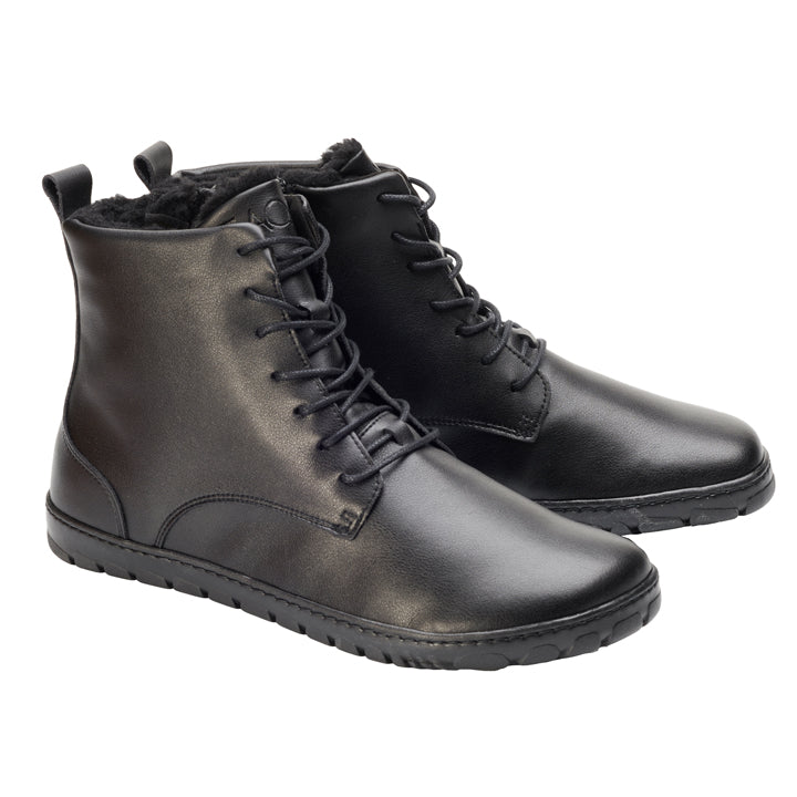 Die ZAQQ QUINTIC Winter Vegan Black Stiefeletten haben ein Schnürdesign mit schwarzer Sohle und Laschen an der Rückseite. Diese Stiefel sind aus veganem Leder gefertigt und bieten eine glatte Oberfläche und eine leicht abgerundete Spitze. Sie sind nebeneinander auf einem weißen Hintergrund positioniert und verfügen über ein weiches Innenfutter für zusätzliche Wärme und Komfort.