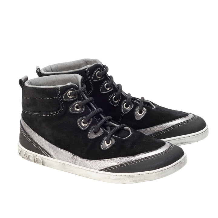 Die High-Top-Sneaker CINQO Black von ZAQQ haben metallisch-silberne Akzente und weiße Sohlen. Diese stylischen Schuhe mit schwarzen Schnürsenkeln und Ösen verfügen über ein strukturiertes Muster auf der Zwischensohle in Fersennähe. Das lässige Design ergänzt ihren sportlichen Look perfekt.