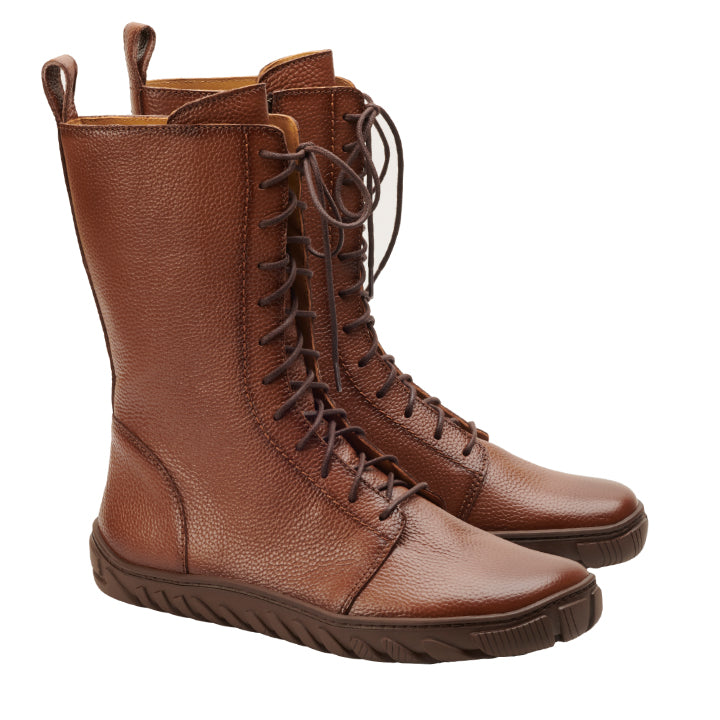 Ein Paar ZAQQ DOQS Camel High-Top-Lederstiefel mit Schnürsenkeln. Sie verfügen über eine strukturierte Oberfläche und eine ULTRAGRIP-Sohle für hervorragende Traktion. Sie stehen aufrecht und leicht nach links geneigt, um ihr robustes Design hervorzuheben.