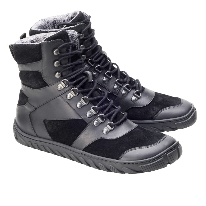 Wir präsentieren die EXPLORER Black Waterproof-Stiefel von ZAQQ, ein stilvolles Paar High-Top-Outdoor-Barfußschuhe aus einer Mischung aus Leder und Wildleder. Diese Schnürstiefel sind mit robusten Sohlen, Metallösen und einem gefütterten Innenfutter für mehr Komfort und Isolierung ausgestattet.