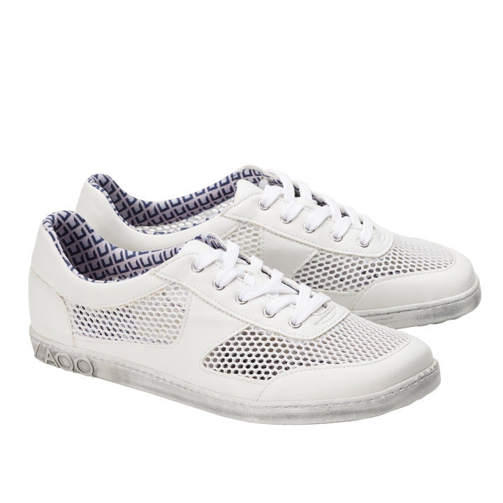 Wir präsentieren den ALIQANTE White von ZAQQ: Diese weißen Sneaker verfügen über atmungsaktive Mesh-Einsätze und weiße Schnürsenkel. Das Innenfutter ist mit einem geometrischen Muster verziert, ergänzt durch Nappaleder-Elemente an der Sohle. Dieses Design verbindet nahtlos sportliche und lässige Ästhetik.