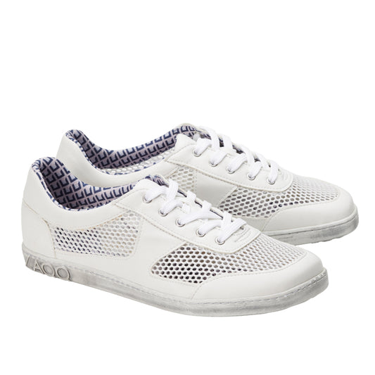 Wir präsentieren den ALIQANTE White von ZAQQ: Diese weißen Sneaker verfügen über atmungsaktive Mesh-Einsätze und weiße Schnürsenkel. Das Innenfutter ist mit einem geometrischen Muster verziert, ergänzt durch Nappaleder-Elemente an der Sohle. Dieses Design verbindet nahtlos sportliche und lässige Ästhetik.