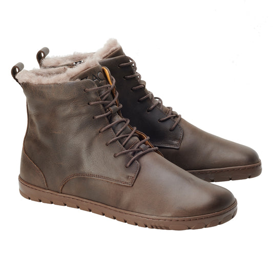 Die QUINTIC Winter Brown Stiefel von ZAQQ sind hohe Winterschuhe aus braunem Nappaleder, komplett mit Kunstfellfutter und Schnürsenkeln. Diese Stiefel auf weißem Hintergrund sind mit der robusten ZAQQ-Outdoorsohle ausgestattet, die hervorragenden Halt und Haltbarkeit gewährleistet und gleichzeitig unübertroffenen Komfort unter rauen Bedingungen bietet.