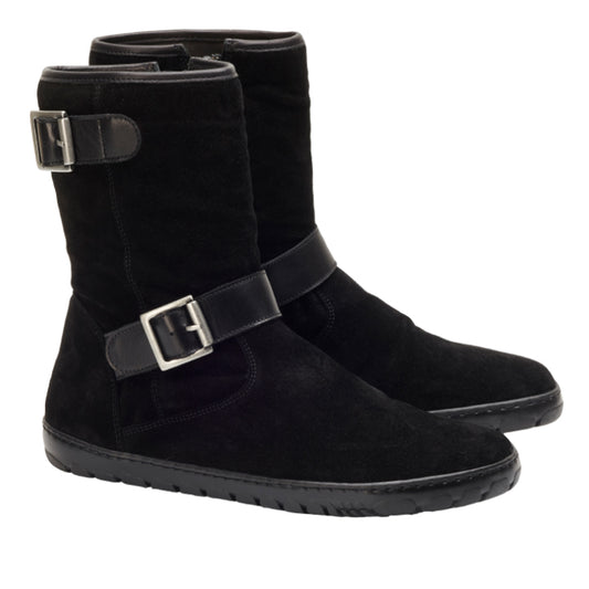 Wir präsentieren die ANIQ Black von ZAQQ, ein Paar schwarze Wildlederstiefeletten aus Veloursleder. Diese stylischen Stiefel haben zwei Riemen mit silbernen Schnallen, eine Outdoor-Sohle und ein schlichtes, minimalistisches Design.