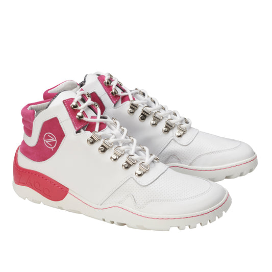 Wir präsentieren die wasserdichten High-Top-Sneaker ZAQQ VAQATION Pink. Diese stylischen Designs bestehen aus weißem Leder mit rosa Akzenten an Zunge und Ferse, silbernen Ösen, einer robusten weißen Sohle und einem eleganten Logo an der Seite. Sie sind perfekt für jedes Abenteuer.