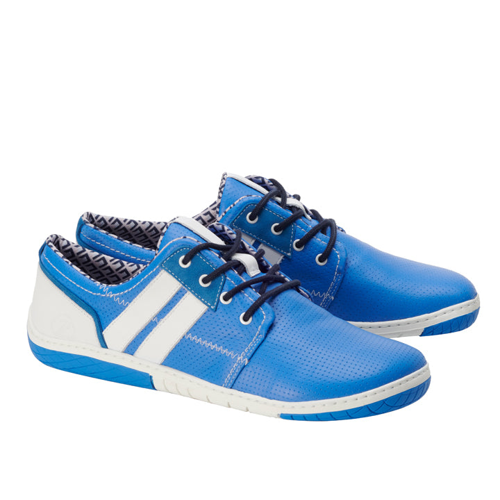 Wir präsentieren die QAPETOWN Blue-Sneaker von ZAQQ mit einem stilvollen blauen Design mit weißen Akzenten und schwarzen Schnürsenkeln, ergänzt durch ein markantes gemustertes Innenfutter. Diese Sneaker haben eine strukturierte Sohle für besseren Halt und sind atmungsaktiv, um ganztägigen Komfort zu gewährleisten.