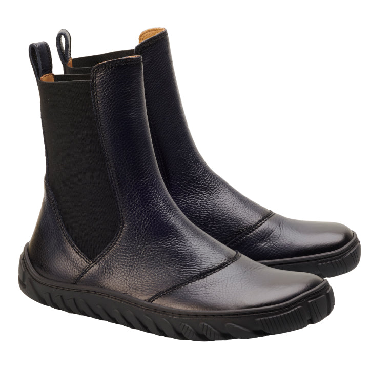 Wir präsentieren die ELASTIQ Blue-Stiefel von ZAQQ. Dieses Paar ist aus hochwertigem Nappaleder in Schwarz gefertigt und verfügt über dehnbare Seitenteile sowie robuste ULTRAGRIP-Sohle-Gummisohle, die alle elegant in einem leichten Winkel präsentiert werden.