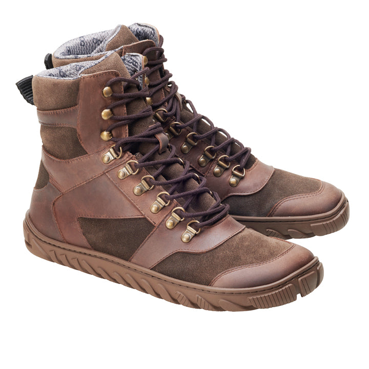 Die ZAQQ EXPLORER Brown Waterproof Stiefel kombinieren robuste Leder- und Wildlederstrukturen in einem High-Top-Design. Sie verfügen über Metallösen, robuste Schnürsenkel, ein gepolstertes graues Futter und eine langlebige Gummisohle, was sie zu idealen Outdoorschuhen für Abenteuer im Freien macht.