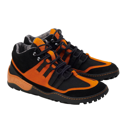 Wir präsentieren die ESQAPE Black Orange Waterproof Sneaker von ZAQQ mit einem auffälligen, modernen Design aus orangefarbenem und schwarzem Wildleder und Mesh. Diese stylischen High-Tops verfügen über robuste schwarze Sohlen, detaillierte Schnürung und metallische Ösen für einen sportlichen Look, der für die einzigartige ZAQQ TERRA Sohle-Handwerkskunst steht.