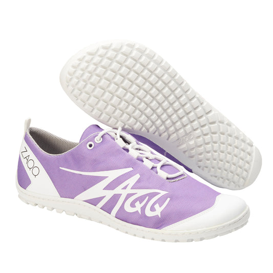 Wir präsentieren den SQIM Purple von ZAQQ, ein stylisches Paar Sportschuhe mit atmungsaktivem Design in Lila und Weiß. Die weiße Sohle weist ein strukturiertes Griffmuster auf, das perfekt durch Schnürsenkel ergänzt wird, die zum Logo an den Seiten passen. Diese fachmännisch gefertigten Schuhe enthalten Recyclingfasern für eine umweltfreundliche Note.