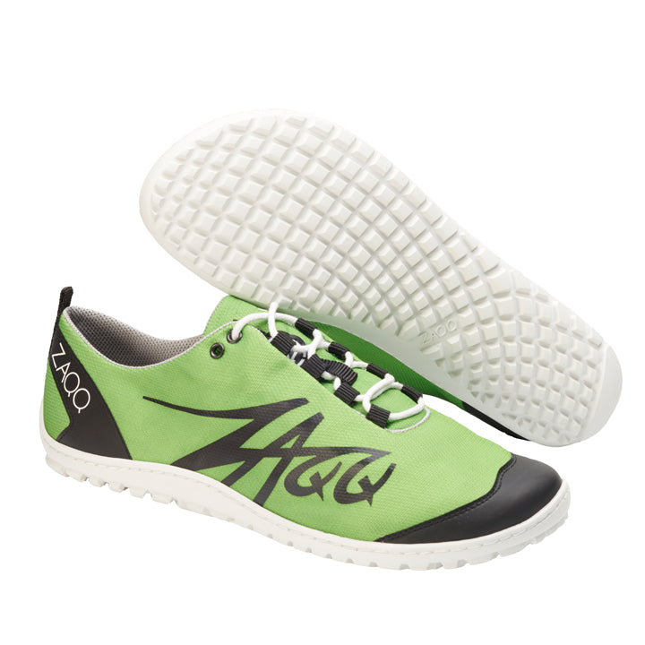 Wir präsentieren den ZAQQ SQIM Green, einen veganen Sportschuh aus recycelten Materialien. Dieser leuchtend grüne Schuh hat schwarze Akzente, eine strapazierfähige weiße Gummisohle und ein stilvolles schwarzes Logo an der Seite sowie ein markantes ZAQQ-Branding an der Ferse. Er wird in zwei Positionen präsentiert und zeigt sowohl sein schlankes Seitenprofil als auch sein detailliertes Sohlenprofil.