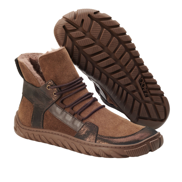 Ein Paar ALPIQ Winter Bronze High-Top-Sneaker von ZAQQ, aus braunem Veloursleder mit schwarzen Akzenten, mit dicken braunen Schnürsenkeln und robusten Sohlen. Ein Schuh steht aufrecht, um die Seiten- und Vorderansicht zu präsentieren, während der andere auf der Seite liegt, um das strukturierte Sohlenmuster zu zeigen.