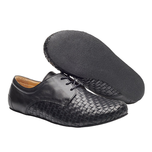 Der IQON Plait Black von ZAQQ ist ein Paar Schuhe, die mit ihrem Schnürdesign zeitlose Eleganz ausstrahlen. Ein Schuh steht aufrecht und hebt das aufwendige gewebte Ledermuster auf dem Obermaterial hervor, während der andere sich neigt und eine strukturierte Gummisohle für Bewegungsfreiheit freigibt.