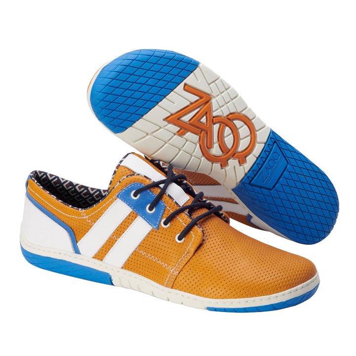 Ein Paar modischer ZAQQ QANBERRA Orange Sneaker verströmt mit seinem orangefarbenen perforierten Obermaterial, akzentuiert durch weiße und blaue Details und mit auffälligen blauen Sohlen lässiges Flair. Ein Schuh liegt auf der Seite, um das ikonische orangefarbene Markenlogo auf der Sohle zu zeigen, während der andere aufrecht in all seiner lebendigen Pracht steht.