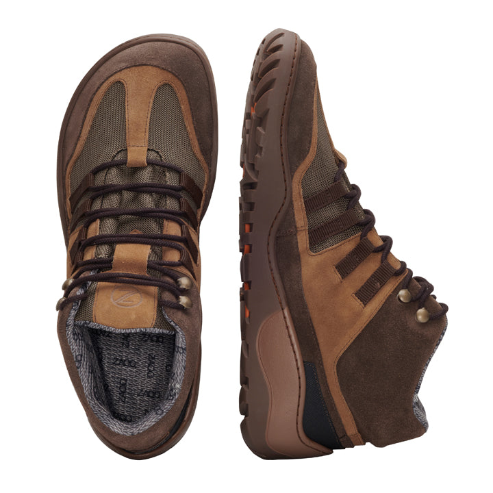 Die ZAQQ ESQAPE Brown Waterproof-Schuhe zeichnen sich durch eine Mischung aus Braun- und Hellbrauntönen mit schwarzen Schnürsenkeln aus und zeigen strapazierfähige Mesh- und Wildlederakzente. Diese Schuhe sind ideal für Outdoor-Abenteuer und bieten eine Profilsohle für hervorragende Traktion. Sie ähneln fast Barfußschuhen und werden von oben und von der Seite vor einem weißen Hintergrund präsentiert.