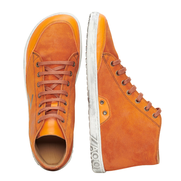 Ein Paar SQYLA Orange High-Top-Sneaker mit leuchtend orangefarbenem Obermaterial und weißer Sohle zieht die Aufmerksamkeit auf sich. Ein Sneaker von ZAQQ steht aufrecht und zeigt die Seite und den Markennamen auf der Ferse, während sein Zwilling flach liegt und eine Draufsicht freigibt. Perfekt für Damen, die bei jedem Schritt Stil und Komfort suchen.