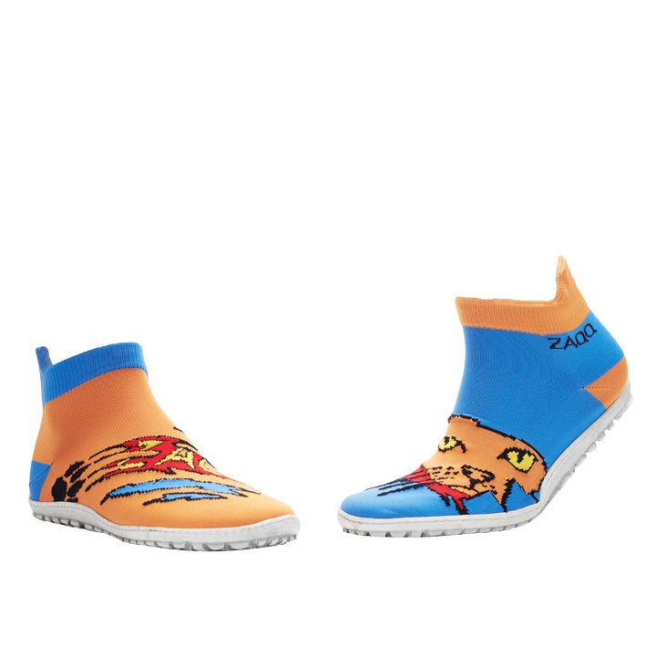 Wir präsentieren den SOQQ Cat Blue von ZAQQ. Diese farbenfrohen Schuhe sind mit einem lebhaften Tigergesichtsdesign verziert und damit perfekt für Katzenliebhaber. Der linke Schuh ist hauptsächlich orange, während der rechte Schuh ein überwiegend blaues Design aufweist. Beide Schuhe vermitteln mit ihren flexiblen Sohlen und auffälligen Tigergrafiken auf dem oberen Teil ein Barfußgefühl.