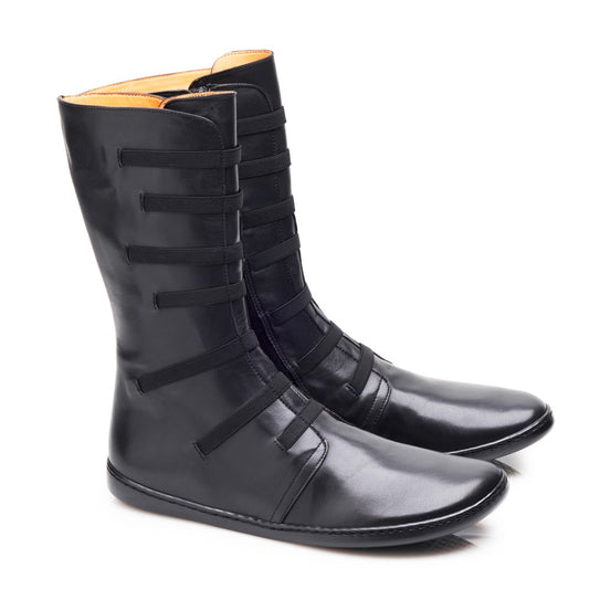 Schwarzer ZAQQ ATTRAQT Stretch Nappa Kniestiefel mit horizontalen Riemendetails, gefertigt aus hochwertigem Ziegenleder, von der Seite betrachtet.