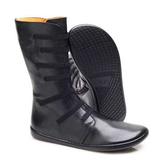 Schwarzer ZAQQ ATTRAQT Stretch Nappa Kniestiefel mit horizontalen Riemendetails, gefertigt aus hochwertigem Ziegenleder, von der Seite betrachtet.