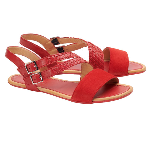 Die BROOQE Red Sandalen von ZAQQ sind ein stilvolles Paar Damenschuhe mit offenen Zehen, zwei Schnallenriemen und einem geflochtenen Riemen über der Oberseite. Diese Sandalen aus Veloursleder bieten mit ihrer flachen Sohle und der beigen Innensohle hervorragenden Tragekomfort.