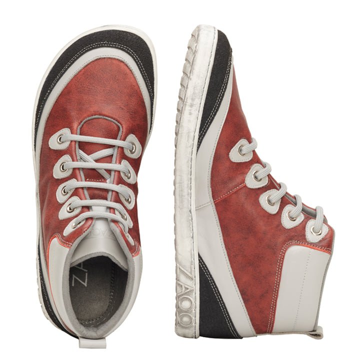 Erleben Sie die perfekte Mischung aus Komfort und Stil mit den CINQO Red High-Top-Sneakern von ZAQQ in einem leuchtenden Rot-Weiß-Farbschema. Ein Schuh zeigt seine Sohle, während der andere aufrecht steht. Beide sind mit weißen Schnürsenkeln und auffälligen schwarzen Akzenten in der Nähe der Sohlen verziert, was sie zur idealen Wahl für jedes modebewusste Ensemble macht.