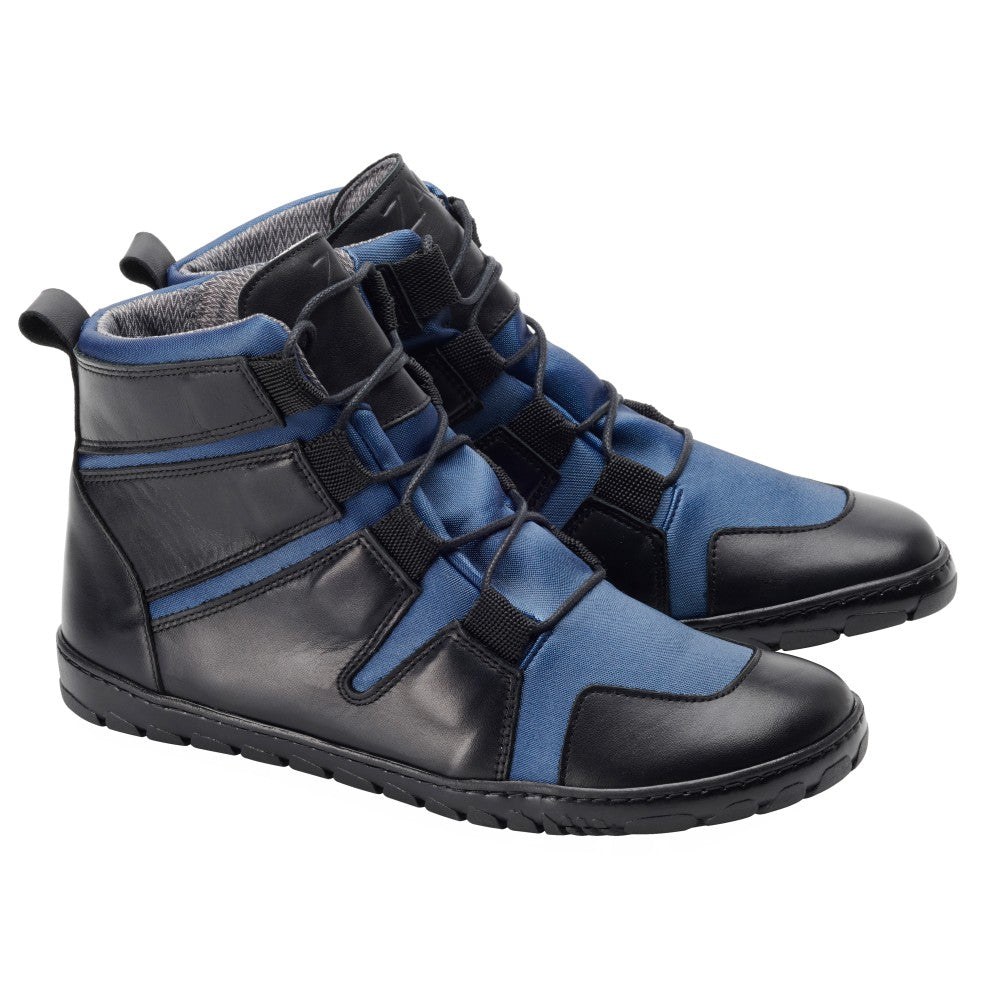 Ein Paar DAQOTA Waterproof Ocean High-Top-Sneaker von ZAQQ, aus schwarzem Leder mit blauen Stoffeinsätzen, dicken schwarzen Schnürsenkeln und einer strukturierten Sohle. Das Innenleben ist auf Komfort und Halt ausgelegt und erinnert an einen Barfußschuh.