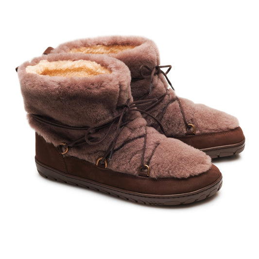 Wir präsentieren den HYGGELIQ von ZAQQ: ein Paar braune Winterstiefel mit Schnürung vorne und einer dicken, robusten Sohle, die sowohl warm als auch stilvoll ist. Diese Stiefel sind mit einem luxuriös weichen Lammfell-Futter ausgestattet, das auch bei kältestem Wetter Komfort gewährleistet.