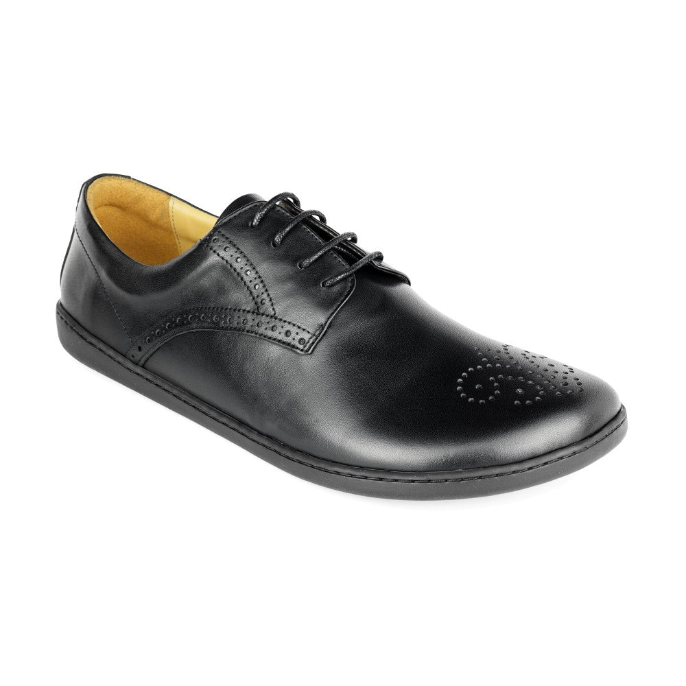 Ein einzelner ZAQQ PEAQ Brogue schwarzer Lederschuh mit dekorativen Perforationen an der Spitze und einem Schnürverschluss. Dieser elegante Businessschuh zeichnet sich durch einen niedrigen Absatz und ein minimalistisches Design vor einem schlichten weißen Hintergrund aus.