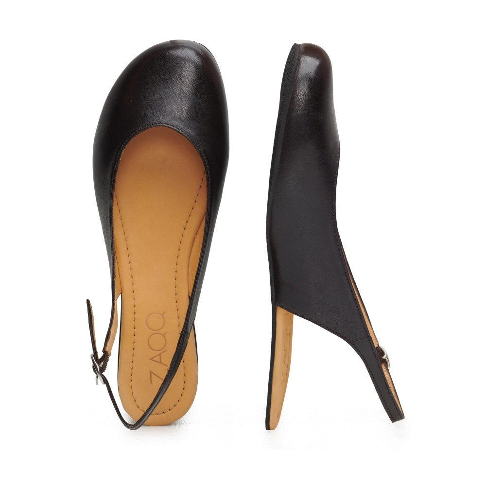 Die ZAQQ PINQ Black Flats sind schwarze Slingback-Schuhe aus Leder im klassischen Ballerina-Stil mit abgerundeter Spitze und Knöchelriemen. Von oben und von der Seite vor weißem Hintergrund dargestellt, haben diese Schuhe eine bequeme hellbraune Innenseite mit ZAQQ-Branding.