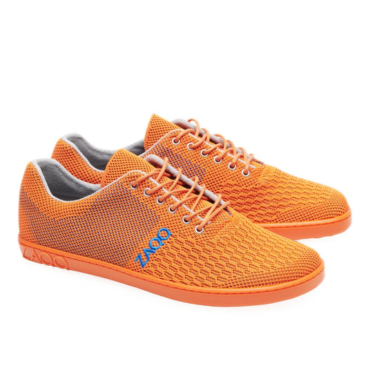 Wir präsentieren den QNIT Orange von ZAQQ: ein leuchtend orangefarbenes Paar Sneaker aus veganem Strickstoff mit stylischem Schnürdesign. Diese Schuhe tragen stolz das blaue Wort „Zooq“ auf der Seite, verfügen über ein bequemes graues Innenfutter und sind mit strapazierfähigen Gummisohlen für langanhaltenden Tragekomfort ausgestattet.