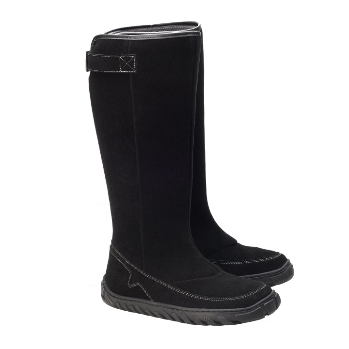 Ein Paar hohe, schwarze Wildlederstiefel von ZAQQ mit Riemen und Nähten sowie ULTRAGRIP-Sohle für hervorragenden Halt. Diese wasserdichten schwarzen QRAFT-Stiefel stehen aufrecht und nebeneinander und zeigen ihr elegantes Design.