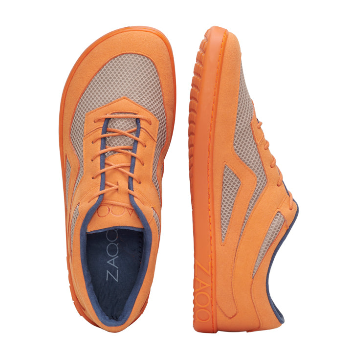 Die QYNLEE Orange Sneaker von ZAQQ präsentieren ein Barfußschuh-inspiriertes Design mit ihrem orangefarbenen Mesh-Material mit grauen und orangen Akzenten. Ein Sneaker ist von oben und der andere von der Seite zu sehen, was die strukturierte Sohle und die Schnürung betont, die perfekt für verbesserte Atmungsaktivität beim Laufen ist.