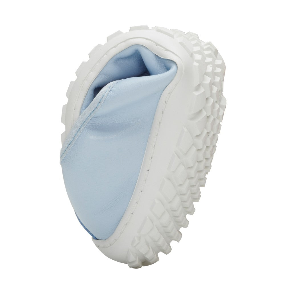 Der ZAQQ SUQAR Lightblue Schuh mit flexibler Sohle lässt sich mühelos biegen, um sein Profil und das weiche Obermaterial zur Geltung zu bringen. Das unverwechselbare Design dieses Barfußschuhs legt den Schwerpunkt auf Komfort und Flexibilität und ist damit perfekt für alle, die natürliche Bewegung schätzen.