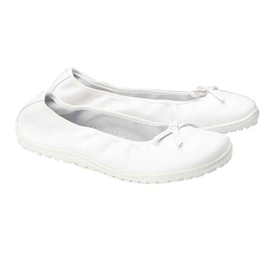 Die SUQAR White von ZAQQ sind weiße Ballerinas aus Nappaleder. Sie sind mit kleinen Schleifen an der Oberseite versehen und haben strukturierte Gummisohlen für besseren Halt und Komfort. Sie bieten ein schlichtes und elegantes Design.