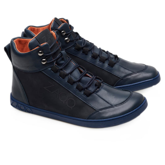 Wir präsentieren den WALQER Navy von ZAQQ: Diese stylischen High-Top-Sneaker haben eine marineblaue Außenseite mit schwarzen Schnürsenkeln und ein orangefarbenes Innenfutter. Sie sind fachmännisch aus Premium-Nappa gefertigt und bieten ein modernes Design mit dezentem Glanz. Als Barfußboots verfügen sie über ein Branding an der Seite und der Sohle, das Flexibilität bei jedem Schritt gewährleistet.