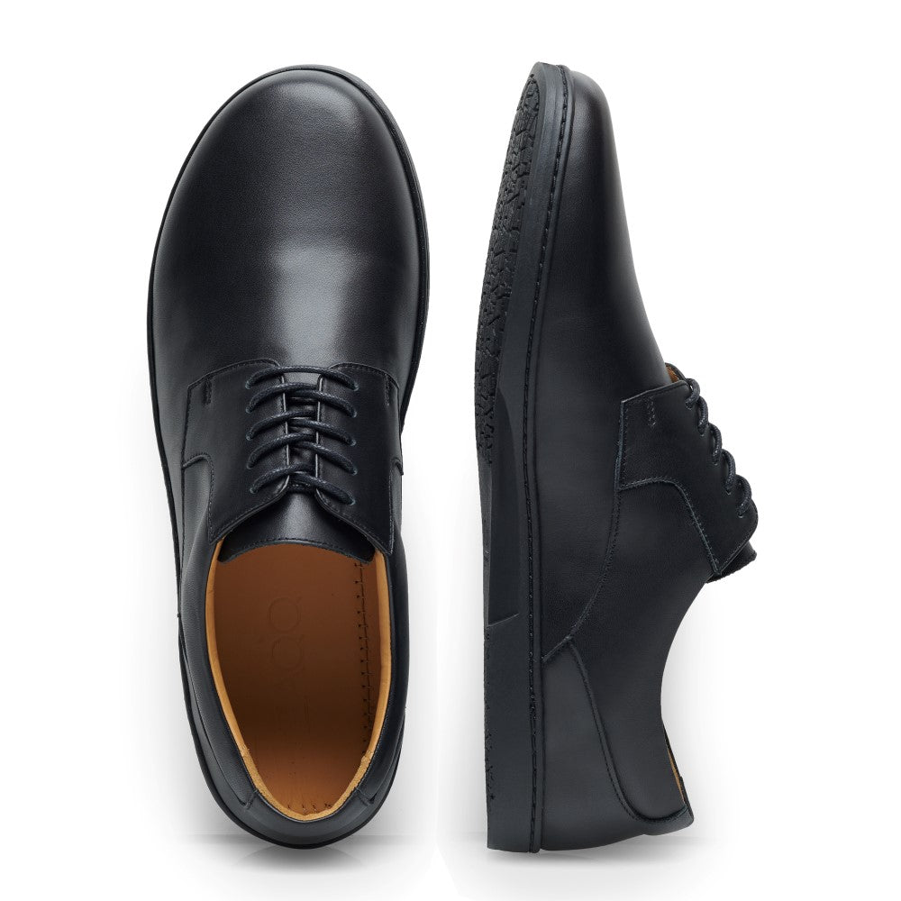 Ein Paar schwarze BRIQ-Abendschuhe von ZAQQ, von oben und von der Seite. Diese Schuhe zeichnen sich durch ein elegantes, elegantes Design mit Schnürsenkeln und einer glatten Sohle aus und sind daher ideal für formelle Anlässe.