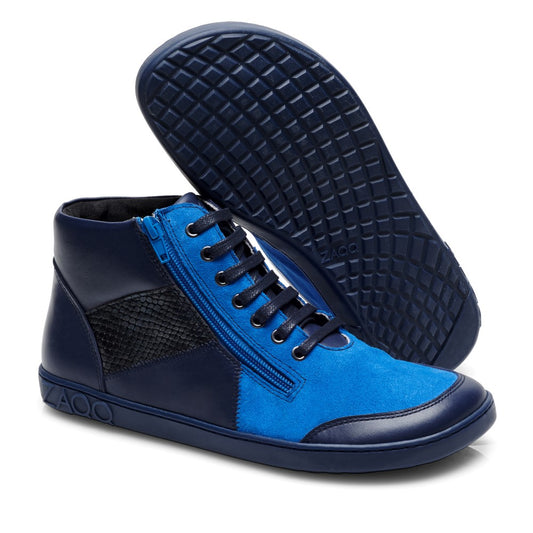 Ein Paar LUQQ Azur High-Top-Sneaker von ZAQQ mit schwarzen Akzenten und Reißverschlüssen an den Seiten. Diese Halb-Sneaker haben eine strukturierte Gummisohle und schwarze Schnürsenkel. Ein Schuh steht aufrecht, der andere liegt auf der Seite.