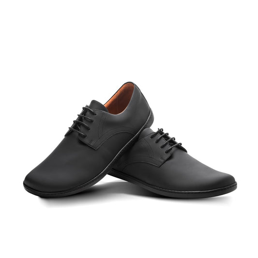 Produktbeschreibung: Wir präsentieren den PEAQ Vegan Black von ZAQQ, ein elegantes Paar schwarzer Halbschuhe mit Schnürsenkeln, die vor einem weißen Hintergrund präsentiert werden. Ein Schuh steht aufrecht, während der andere anmutig geneigt ist, um seine Seiten- und Vorderansichten zu zeigen. Als veganer Schuh gefertigt, verfügt er über atmungsaktives Microfaserfutter für optimalen Komfort und Stil.