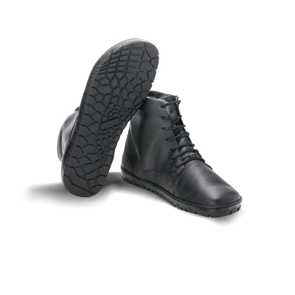 Das Bild zeigt ein Paar QUINTIC Winter Vegan Black Waterproof Sneakers von ZAQQ. Ein Schuh steht aufrecht, während der andere auf der Seite liegt, wodurch die wasserdichte strukturierte Sohle hervorgehoben wird. Die Sneakers haben ein glattes Lederfinish, ergänzt durch schwarze Schnürsenkel.