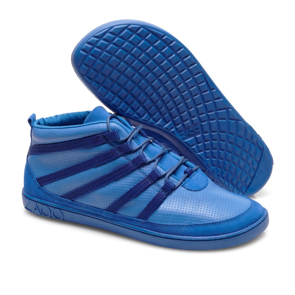 Wir präsentieren den SPARQ Mid Azure von ZAQQ, ein atemberaubendes Paar leuchtend blauer High-Top-Sneaker aus hochwertigem Nappaleder. Diese Schuhe haben perforierte Seiten und gestreifte Schnürsenkel für zusätzlichen Stil. Ein Schuh steht aufrecht, während der andere geneigt ist, um seine strukturierte Kautschuk-Sohle zu präsentieren.