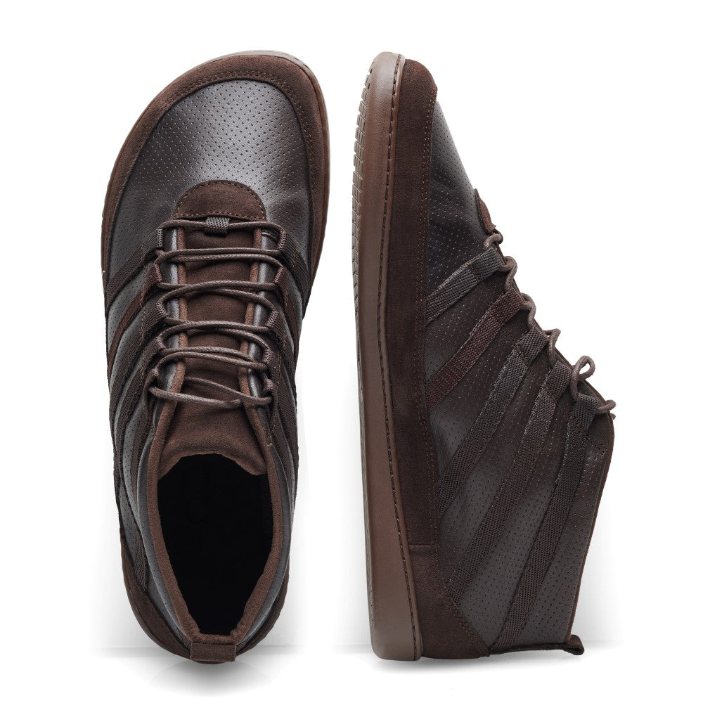 Zwei Ansichten des ZAQQ SPARQ Mid Dark Brown High-Top-Sneakers: Der linke Schuh ist von oben abgebildet und zeigt seine Schnürsenkel und das perforierte Obermaterial, während der rechte Schuh von der Seite präsentiert wird und sein schlankes Profil und sein strukturiertes Design betont.