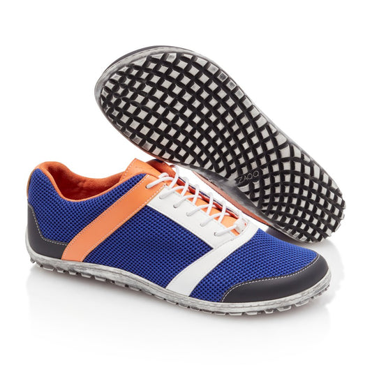 Wir präsentieren den ZARQA Blue von ZAQQ: Diese sportlichen Laufschuhe bestehen aus blauem Mesh-Gewebe für optimale Atmungsaktivität, hervorgehoben durch leuchtend orangefarbene und weiße Streifen, mit kontrastierenden schwarzen Zehen- und Fersenkappen. Die Sohlen verfügen über ein strukturiertes Gittermuster für besseren Halt, das perfekt zur Geltung kommt, wenn ein Schuh aufrecht steht und der andere umgedreht, um sein detailliertes Design zu präsentieren.